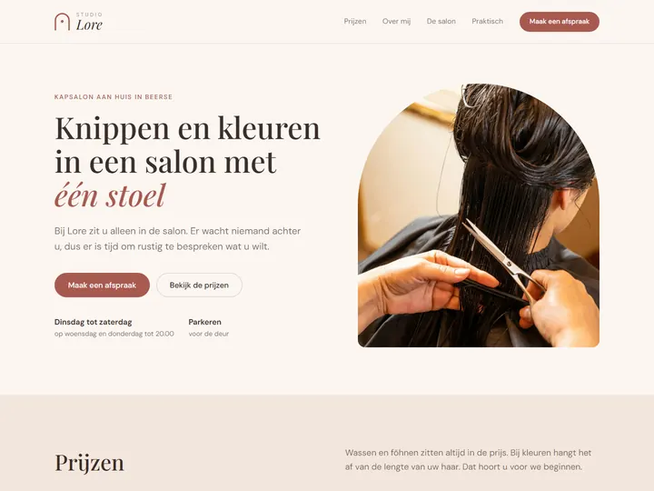 Bovenkant van de voorbeeldpagina van een kapster met salon aan huis